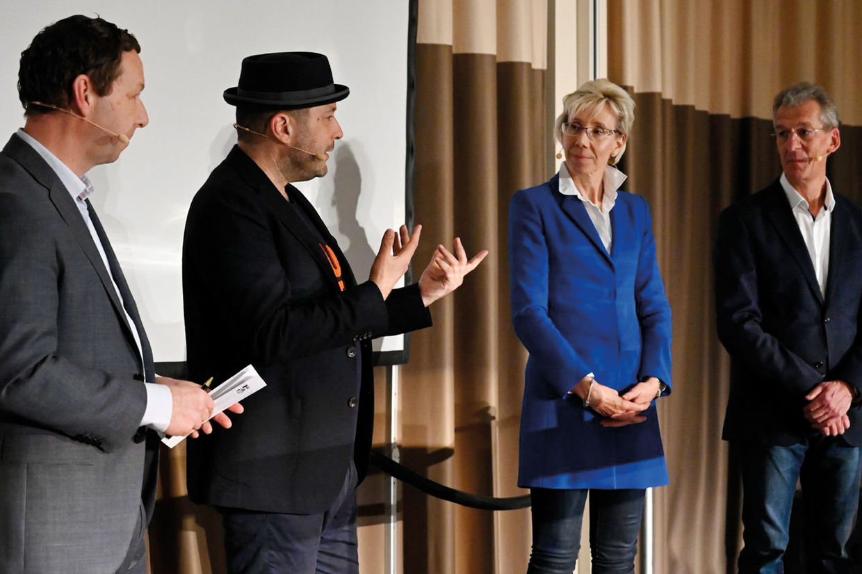 Left to right: Moderator Joachim Eckert, GdW Bundesverband deutscher Wohnungs- und Immobilienunternehmen e.V. (Federal Association of German Housing and Property Companies), during a panel discussion with speakers Max Thinius, Prof. Katarina Adam (HTW Berlin), and Prof. Manfred Helmus (University of Wuppertal). Speaker auf dem 14. OpenPromos Anwenderforum