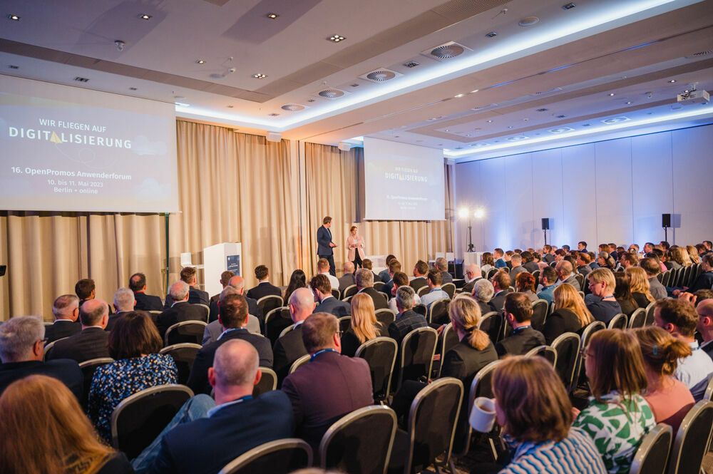 The first day was filled by the panel discussion and presentations from PROMOS managing director Jens Kramer and keyword speaker Gerriet Danz. Jens Kramer kicked things off and provided the audience with valuable insights and thought-provoking ideas regarding digitisation in the real estate world right from the start. Philipp Bächstädt moderated the compelling discussion with Klaus Graniki (DOGEWO21), Dr Christian Jaeger (GEWOBA Bremen), Norbert Riffel (VBW Bochum), Dr Alexander Hellmuth (EY) and Jens Kramer (PROMOS consult). They delved into how companies can overcome hurdles and master challenges in the midst of a multi-crisis. They gave clear recommendations for company founders, managing directors and employees of real estate companies. Last but not least, Gerriet Danz spoke about an issue that affects every company but is mostly handled incorrectly: mistakes. We all make mistakes, after all, and how we deal with them can be decisive for our personal or business success. His suggestions will certainly help the participants in their professional development going forward. At the end of the day, the participants literally flew into the air in the Hurricane Factory! A high flight and highlight that no one will forget any time soon.