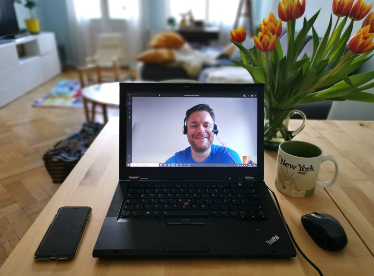 In a video conference, Marcel Dreger, Sales assistant, answers questions about working from home. Interview Marcel Dreger, Vertriebsassistent, zum Homeoffice während der Corona-Pandemie