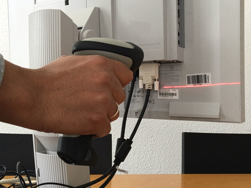 Scanning the barcodes Einscannen des Barcodes für die mobile Inventur mit easysquare mobile