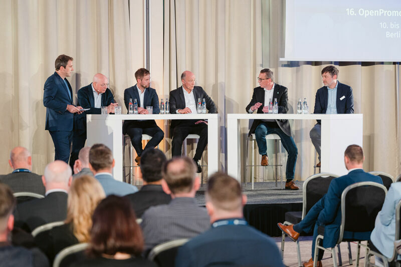 Über Herausforderungen der Branche wurde in der hochkarätig besetzten Podiumsdiskussion auf dem OPAF debattiert.