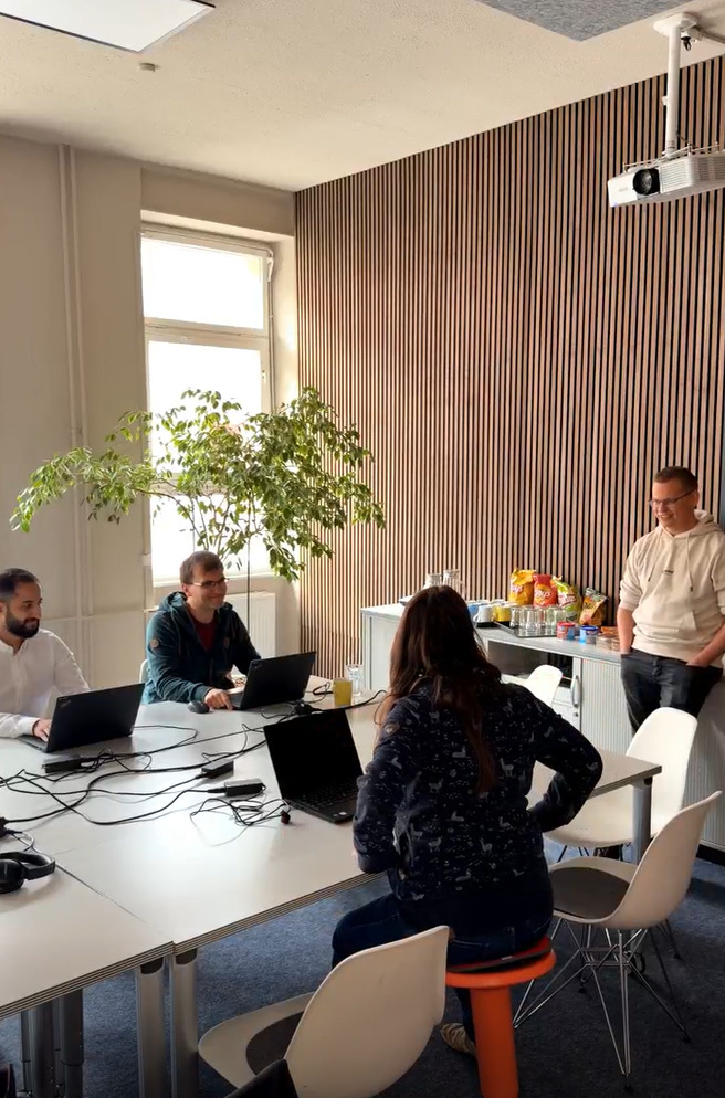 Du hast Lust, in einem Umfeld zu arbeiten, in dem Lernen, Technologie und Zusammenarbeit gelebt werden? Dann wirf einen Blick auf unsere offenen Stellen und vielleicht bist du beim nächsten Hackathon schon dabei. 🚀