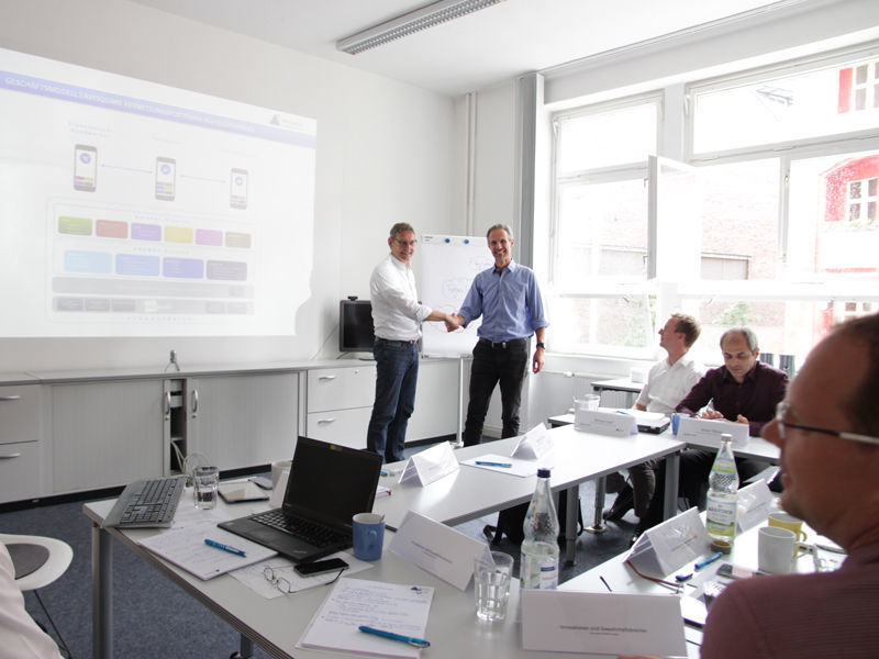 Siegfried Döring (left) and Alexander Eysert (right) seal the cooperation with a handshake. PROMOS kooperiert mit Tubus System