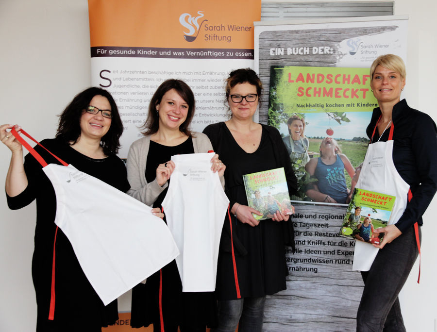 Diana Beyer and Anja Dümichen (both of PROMOS) at the handover of chef´s aprons for the Sarah Wiener Foundation in Berlin PROMOS unterstützt Sarah-Wiener-Stiftung
