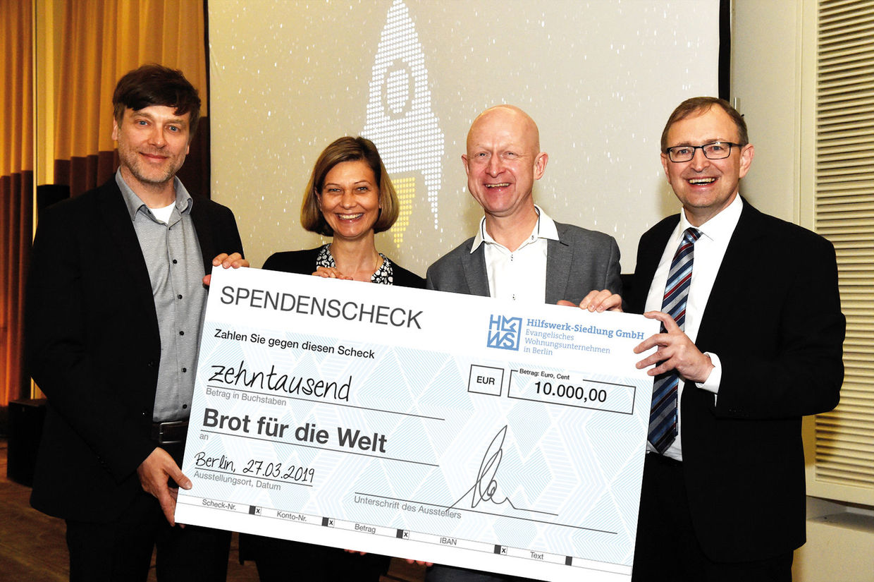 Left to right: Jens Kramer, CEO of PROMOS consult, Dorit Brauns, deputy managing director of HWS, Michael Türk of Bread for the World, and Jörn von der Lieth, managing director of HWS, pose for the press after the donation ceremony at the 14th OpenPromos user forum. Spendenübergabe auf dem 14. OpenPromos Anwenderforum