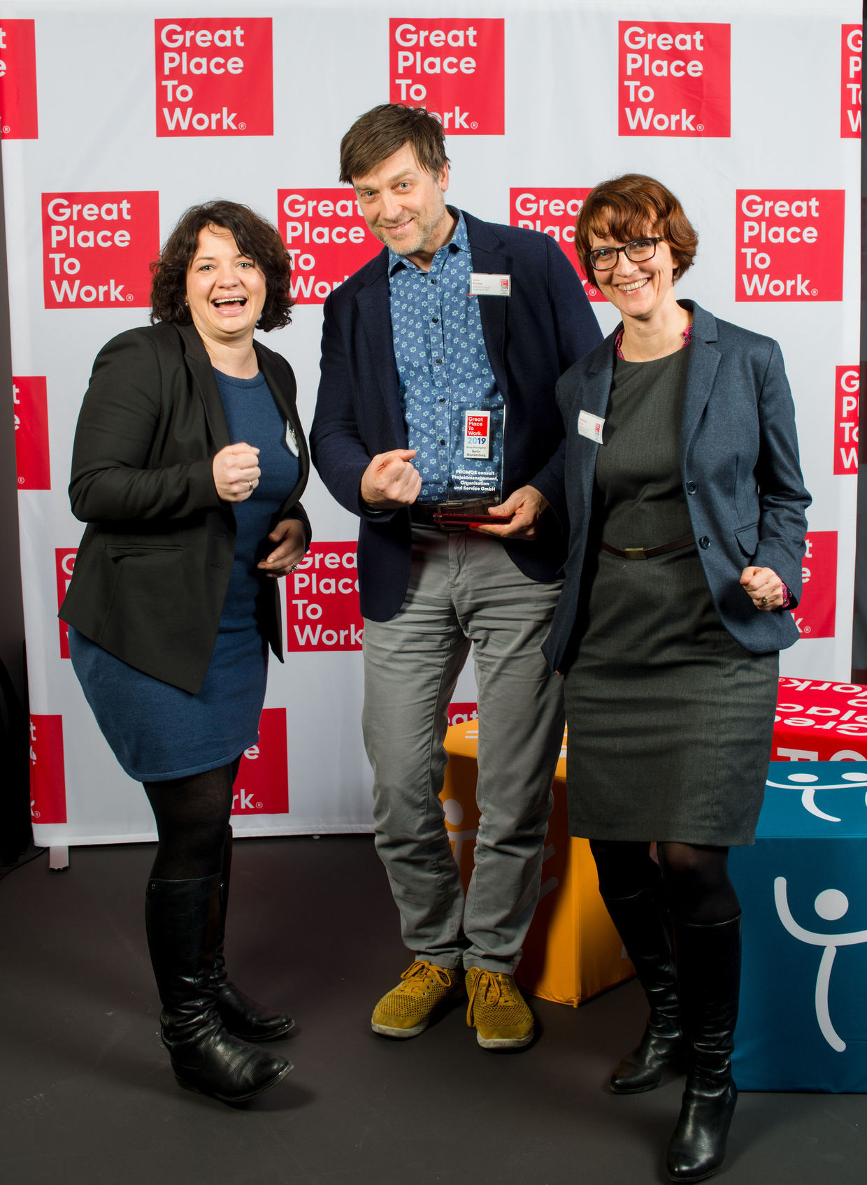 Left to right: Diana Beyer, Director HR, Jens Kramer, CEO, and Katharina Knorr, CFO, enthusiastically received the award from the Great Place to Work ® Institute at the awards ceremony for the selection of the best employers in Berlin / Brandenburg.