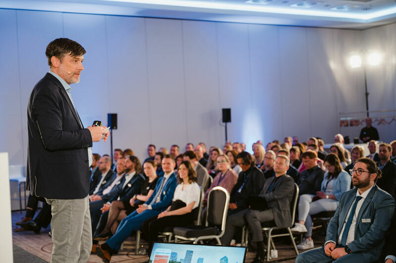 Jens Kramer begrüßte mit seiner Keynote zum Gestern. Heute. Morgen. das Publikum auf dem OpenPromos Anwenderforum.